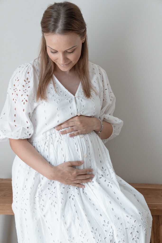 Babybauch Fotografin Weiz, werdende Mama auf einer Bank