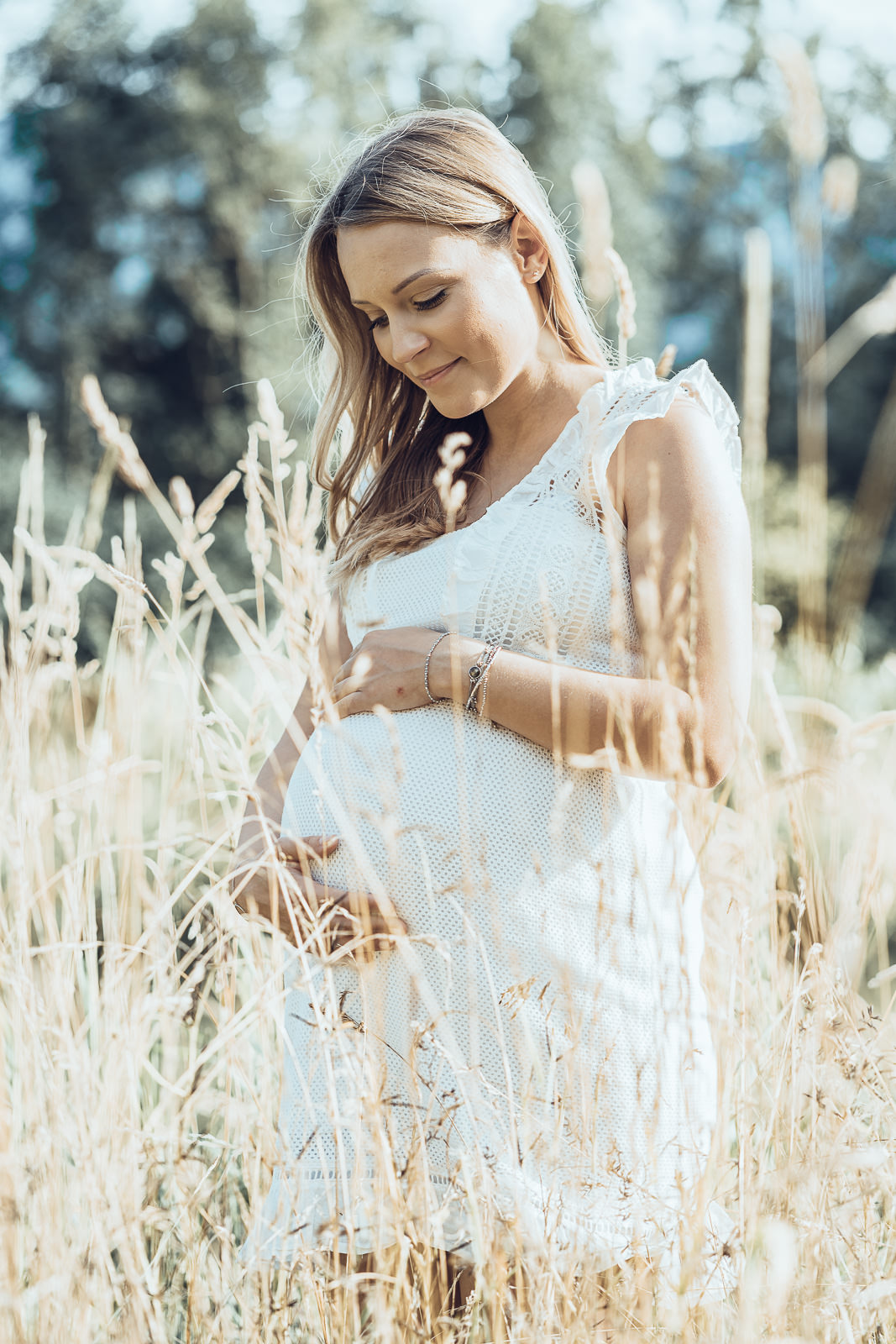 Babybauchfotografin Weiz, werdende Mama in der Natur