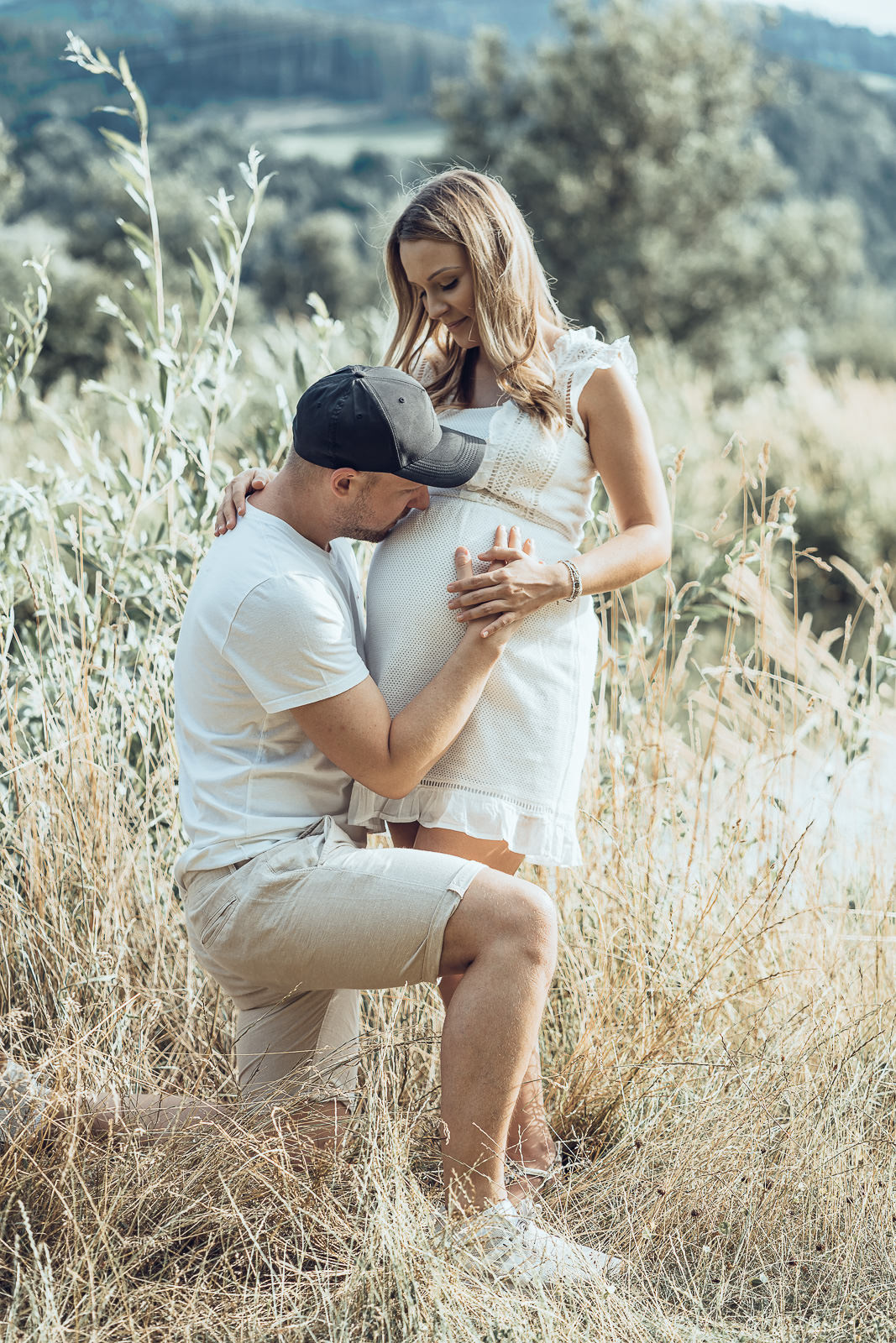 Babybauchfotografin Weiz, werdender Papa küsst den Babybauch