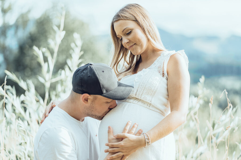 Babybauchfotografin Weiz, werdender Papa küsst den Babybauch