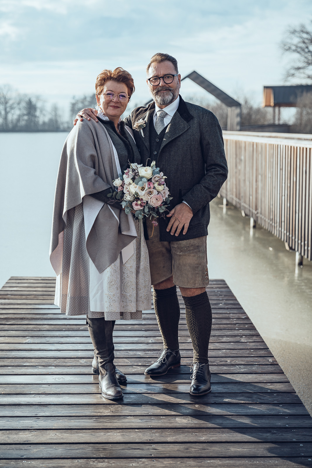 Hochzeitsfotografin Weiz, Brautpaar am See Outdoor