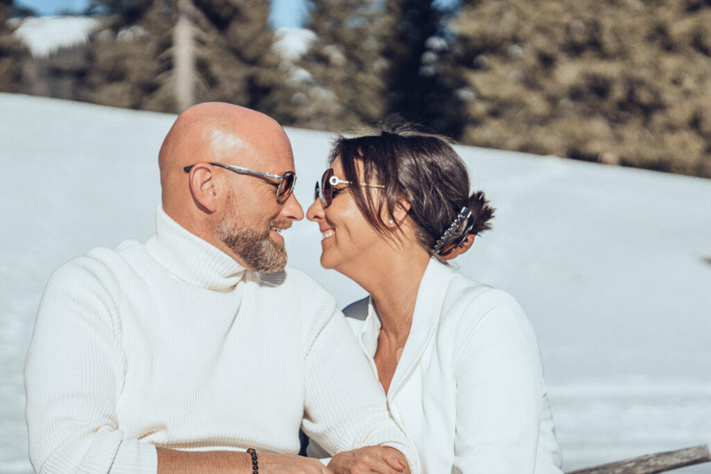 Paarfotografin in Weiz, Paar lacht gemeinsam während des Shootings