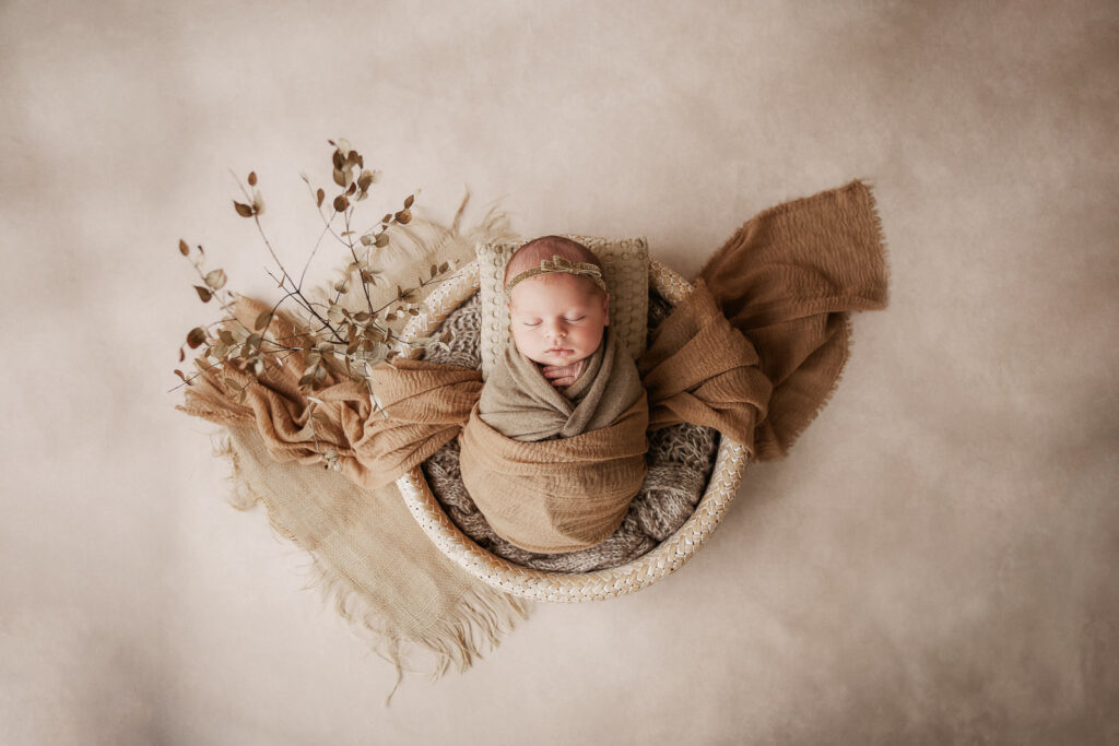 Babyfotografin Weiz, Gleisdorf und Hartberg, Baby gepuckt im Korb