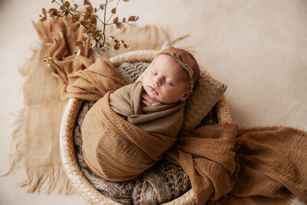 Babyfotografin Weiz, Gleisdorf und Hartberg, Baby gepuckt im Korb