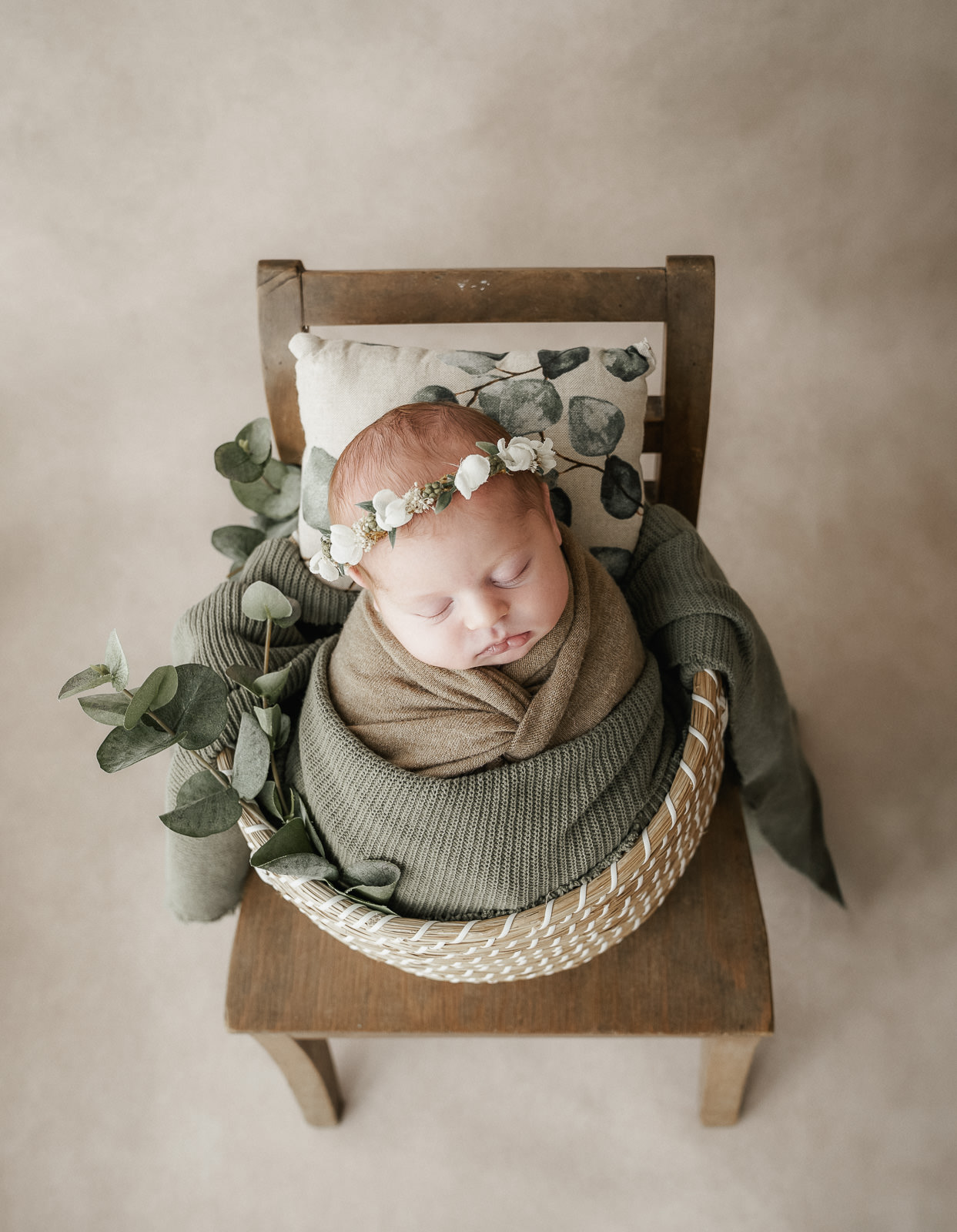 Babyfotografin Weiz, Gleisdorf und Hartberg, Newborn gepuckt