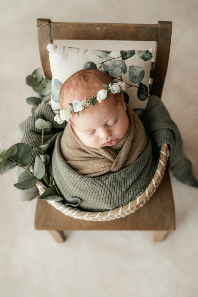 Babyfotografin Weiz, Gleisdorf und Hartberg, Newborn gepuckt im Korb