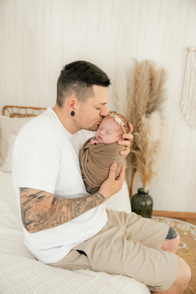 Babyfotografin Weiz, Gleisdorf und Hartberg, Baby gepuckt mit Papa