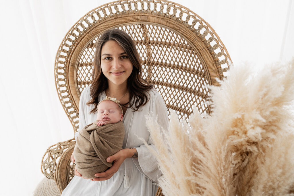 Babyfotografin Weiz, Gleisdorf und Hartberg, Mama mit Baby im Korbsessel