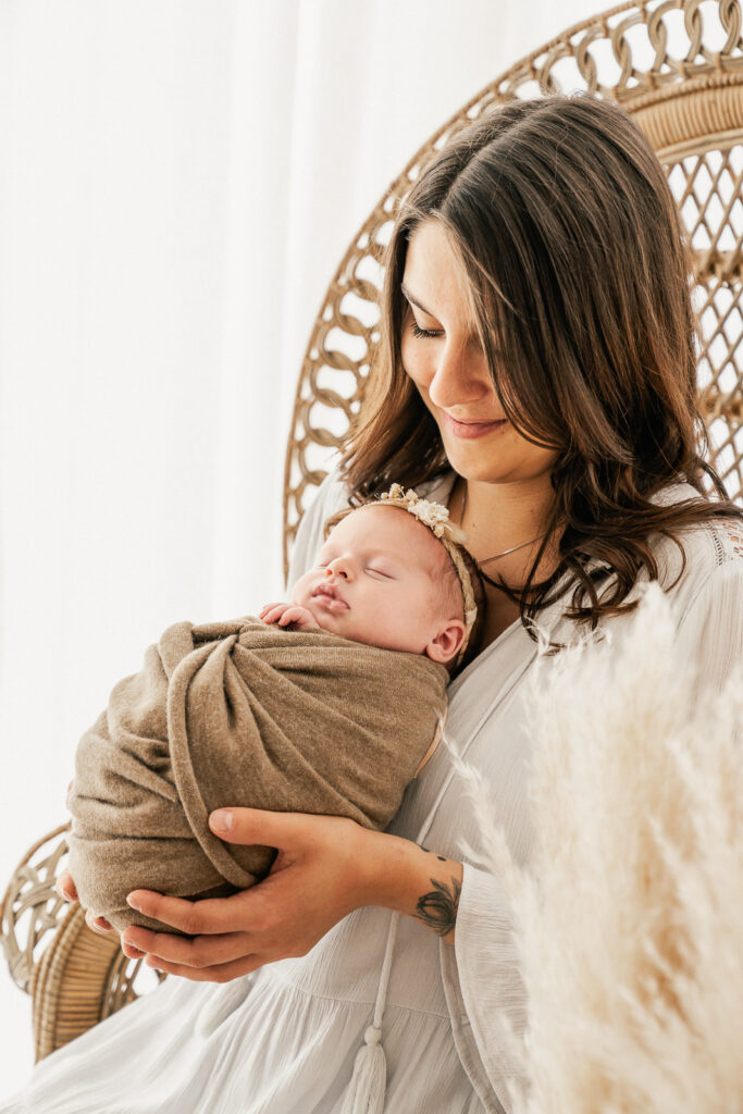 Babyfotografin Weiz, Gleisdorf und Hartberg, Baby mit Mama im Korbsessel