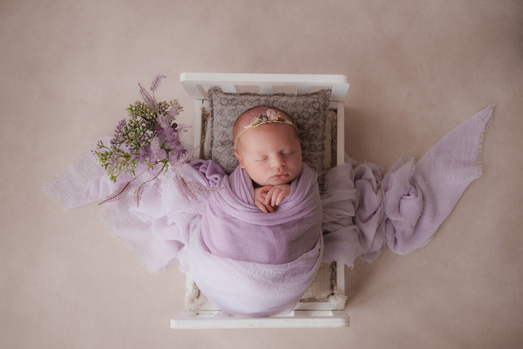 Babyfotografin Weiz, Gleisdorf und Hartberg, Baby gepuckt im Bett