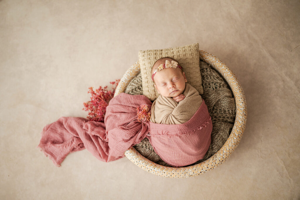 Babyfotografin Weiz, Gleisdorf und Hartberg, Baby in Korbschale