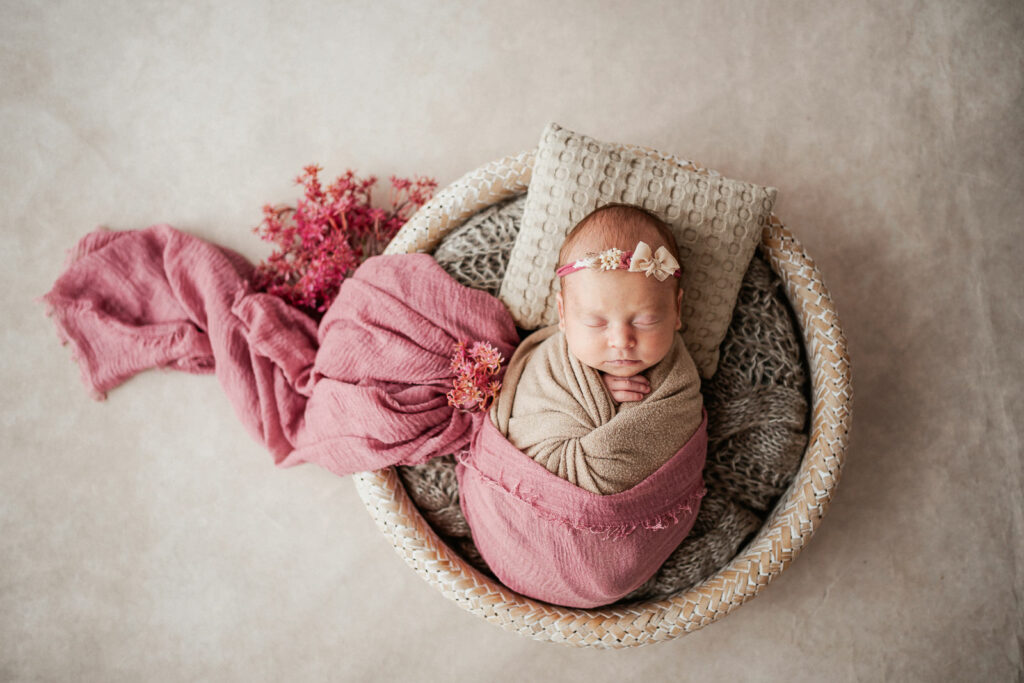 Babyfotografin Weiz, Gleisdorf und Hartberg, Baby in Korbschale