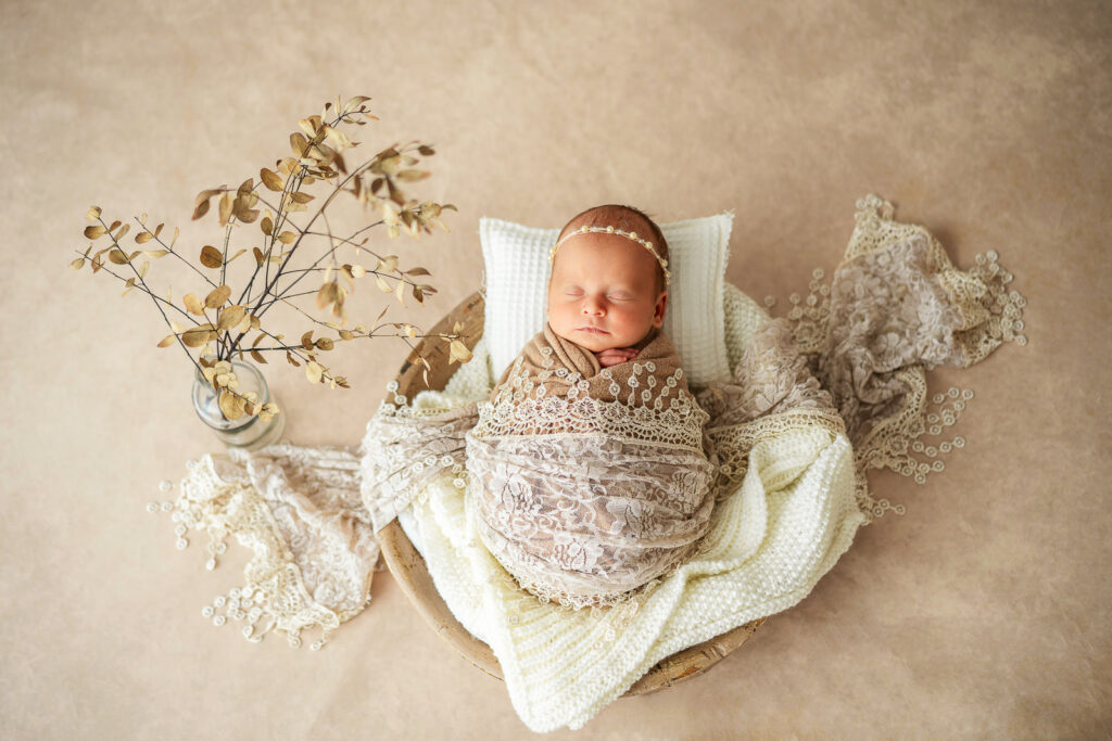 Babyfotografin Weiz, Gleisdorf und Hartberg, Baby in Korbschale