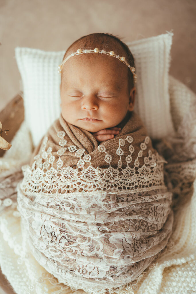 Babyfotografin Weiz, Gleisdorf und Hartberg, Baby in Korbschale