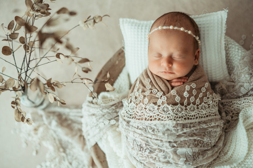 Babyfotografin Weiz, Gleisdorf und Hartberg, Baby in Korbschale