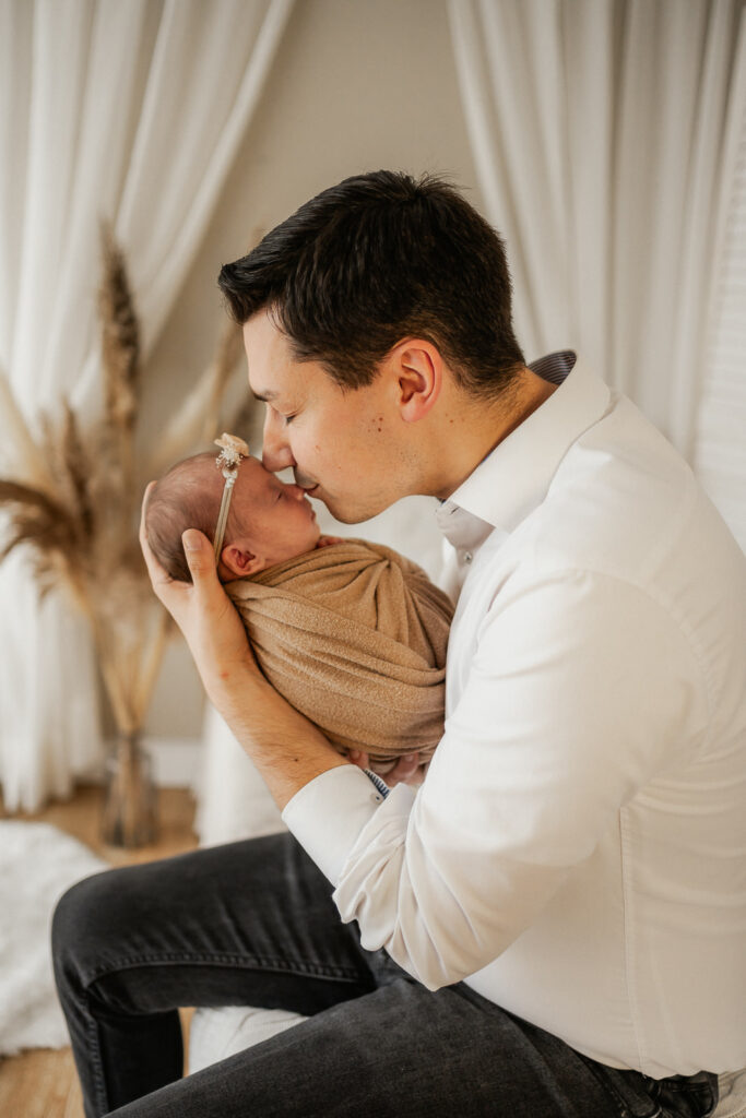 Babyfotografin Weiz, Gleisdorf und Hartberg, Papa mit Baby