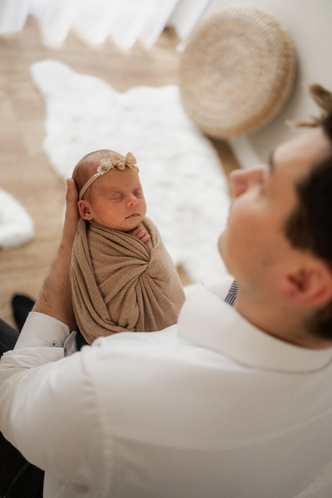 Babyfotografin Weiz, Gleisdorf und Hartberg, Papa mit Baby