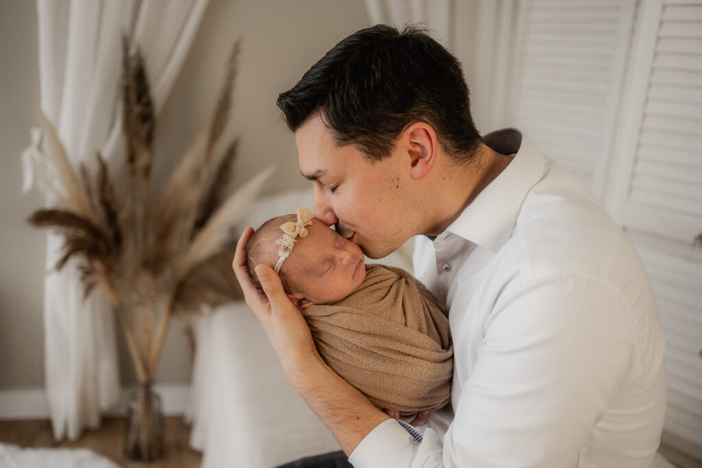 Babyfotografin Weiz, Gleisdorf und Hartberg, Papa mit Baby