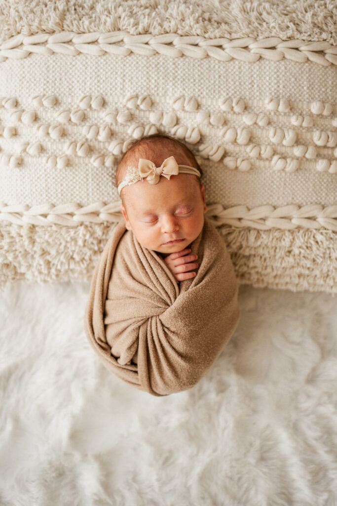 Babyfotografin Weiz, Gleisdorf und Hartberg, Baby gepuckt auf Polster