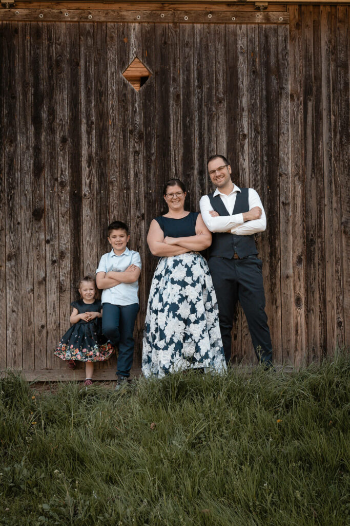 Familienfotografin Weiz, Gleisdorf und Hartberg, Familie mit zwei Kindern Outdoor