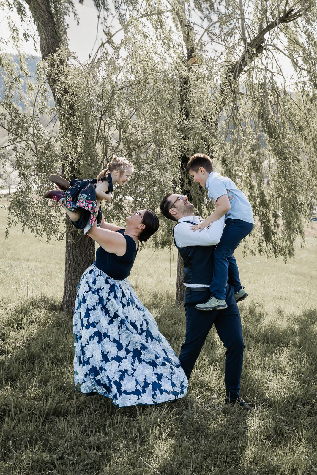 Familienfotografin Weiz, Gleisdorf und Hartberg, Familie mit zwei Kindern Outdoor