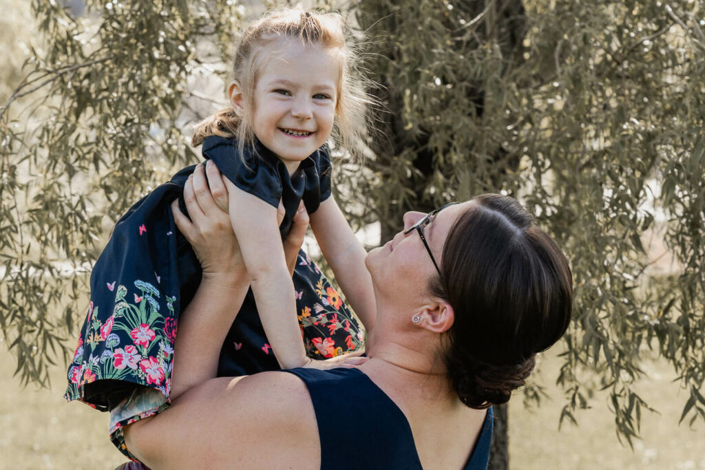 Familienfotografin Weiz, Gleisdorf und Hartberg, Mama hebt Tocher hoch