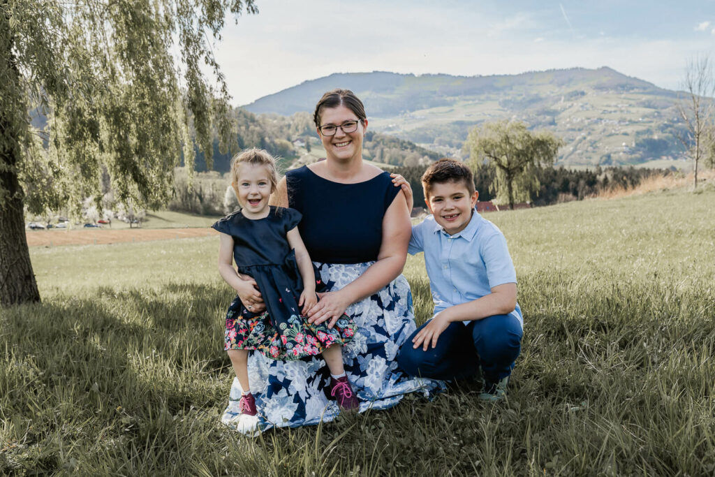 Familienfotografin Weiz, Gleisdorf und Hartberg, Mama mit zwei Kindern auf einer Wiese