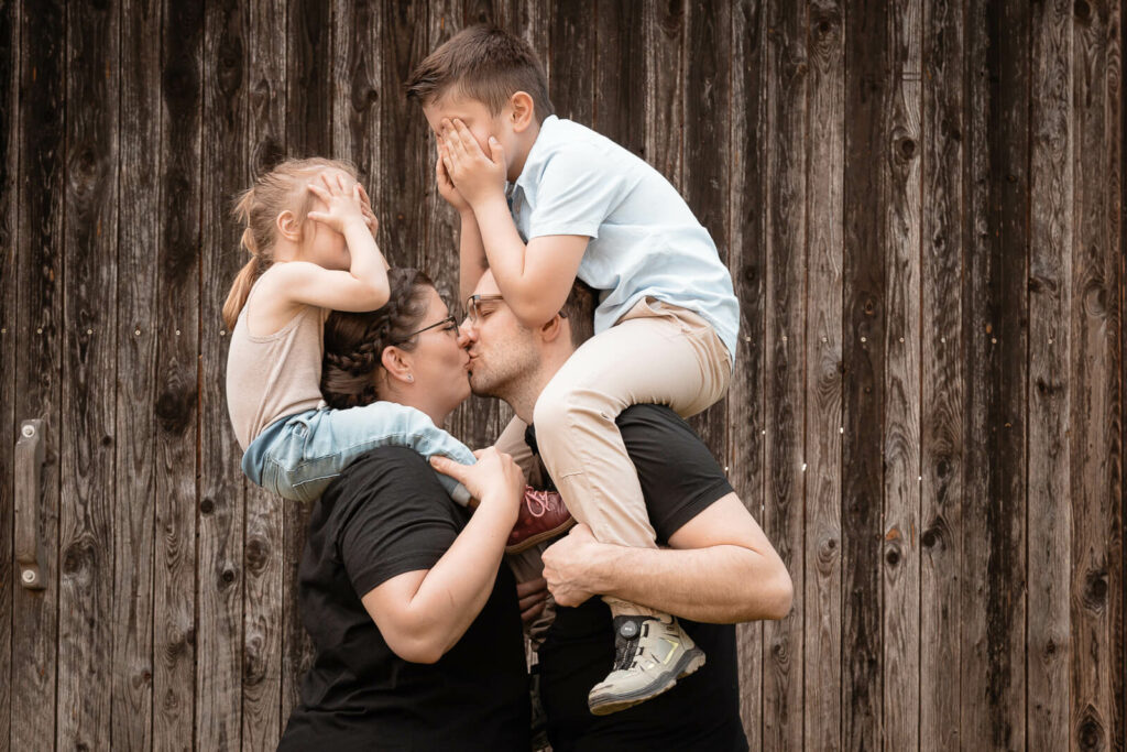 Familienfotografin Weiz, Gleisdorf und Hartberg, Familie mit zwei Kindern Outdoor