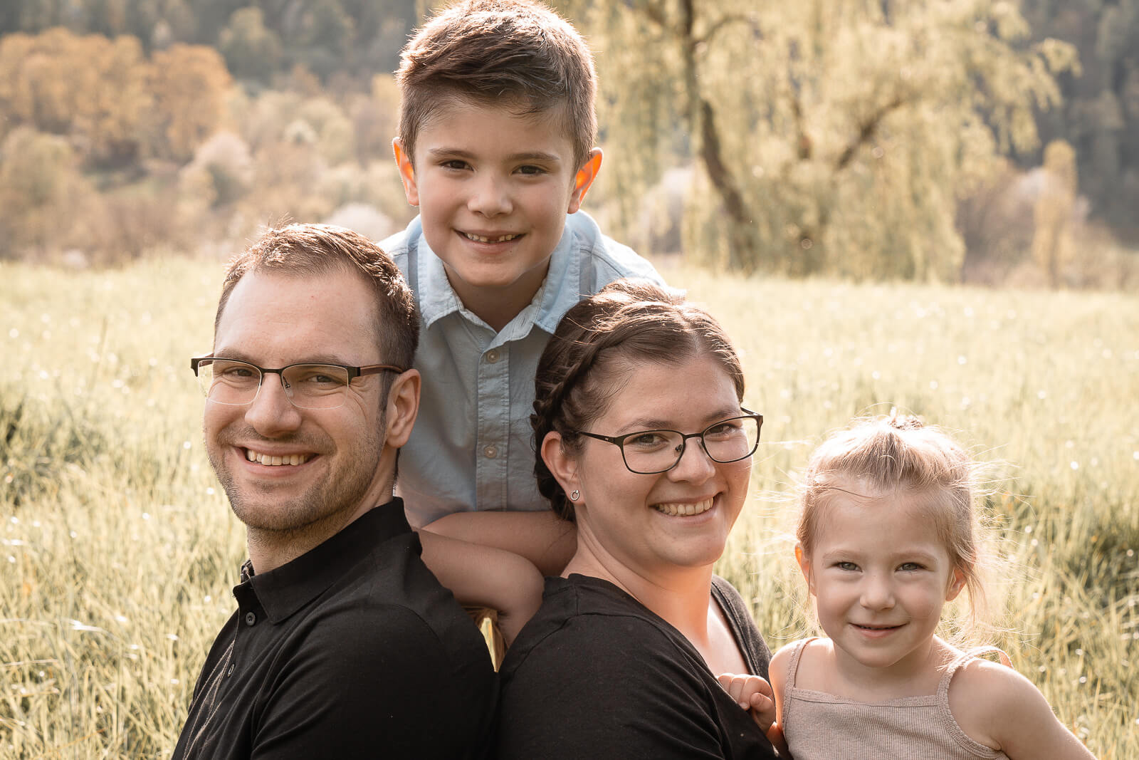 Familienfotografin Weiz, Gleisdorf und Hartberg, Familie mit zwei Kindern Outdoor