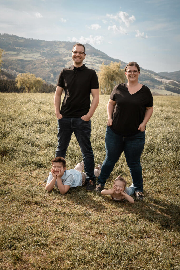 Familienfotografin Weiz, Gleisdorf und Hartberg, Familie mit zwei Kindern Outdoor