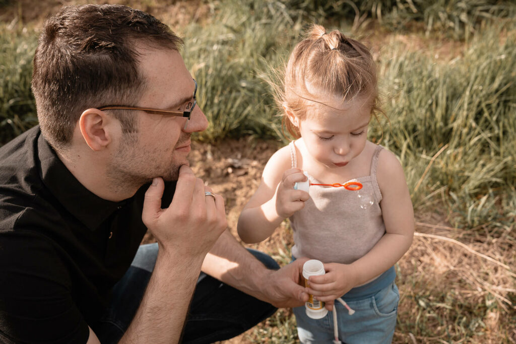 Familienfotografin Weiz, Gleisdorf und Hartberg, Familie mit zwei Kindern Outdoor