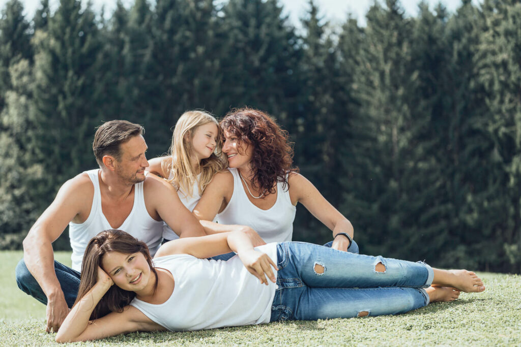 Familienfotografin Weiz, Gleisdorf und Hartberg, Familie liegend auf der Wiese