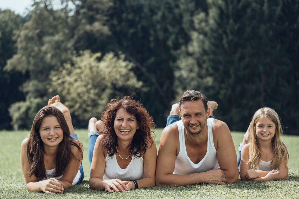 Familienfotografin Weiz, Gleisdorf und Hartberg, Familie liegend auf der Wiese