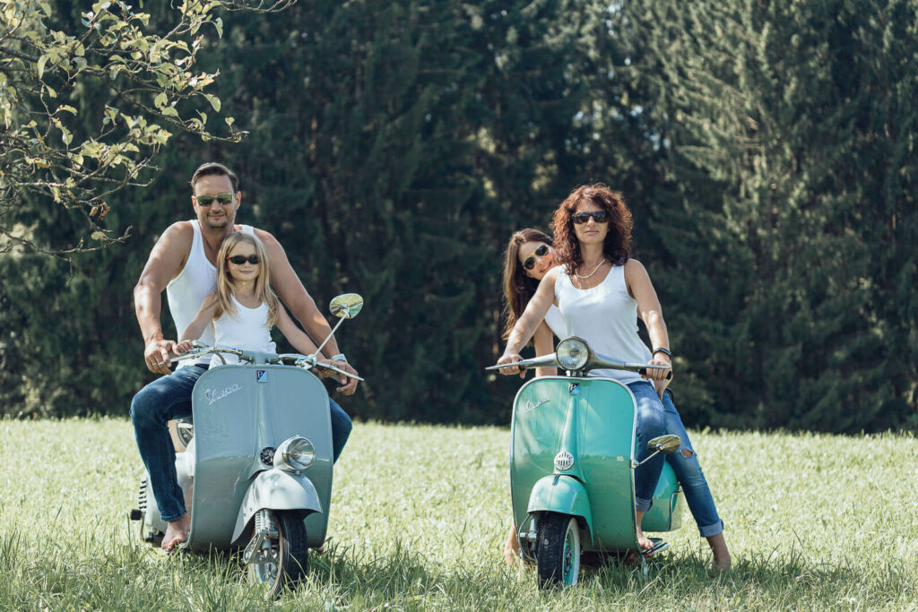 Familienfotografin Weiz, Gleisdorf und Hartberg, Familie mit Vespa auf der Wiese