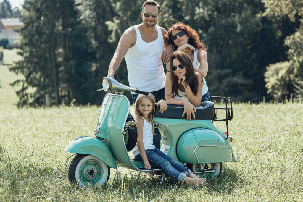 Familienfotografin Weiz, Gleisdorf und Hartberg, Familie mit Vespa auf der Wiese