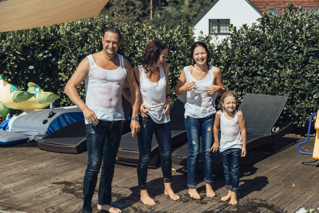 Familienfotografin Weiz, Gleisdorf und Hartberg, Familie mit nasser Kleidung