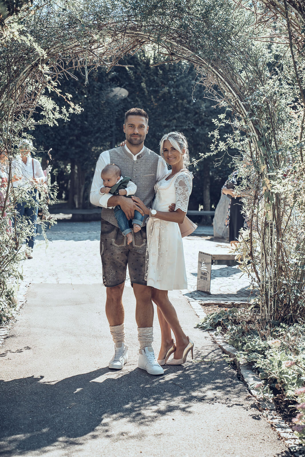 Familienfotografin Weiz, Gleisdorf und Hartberg, Taufe mit den Eltern und Kind