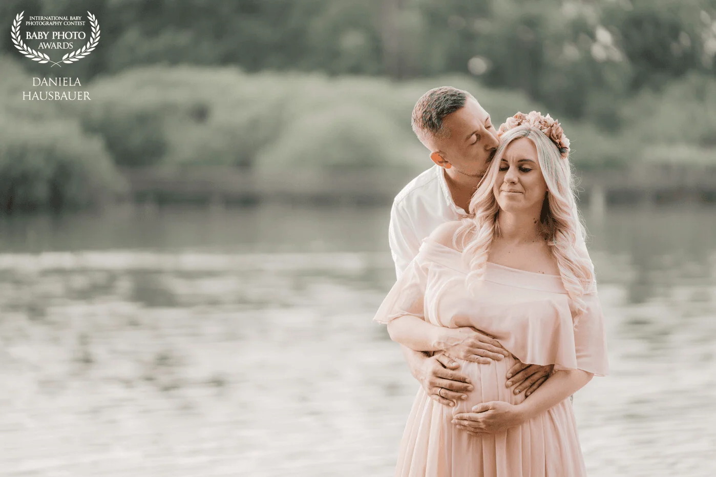 Babybauch, Babybump, Emotionen, Expecting Schwangerschaftsglück, Familienzuwachs Baldige Ankunft, Liebevolle Erwartung Kugelrund, Schwangerschaftsbauch Mom-to-be, Schwangerschaftsfotografie Maternity Shoot, Schwangerschaftsstil Natürlichkeit, Stolze Mama Vorbereitung aufs Baby Verbindung mit dem Ungeborenen, Vorfreude, Zärtlichkeit