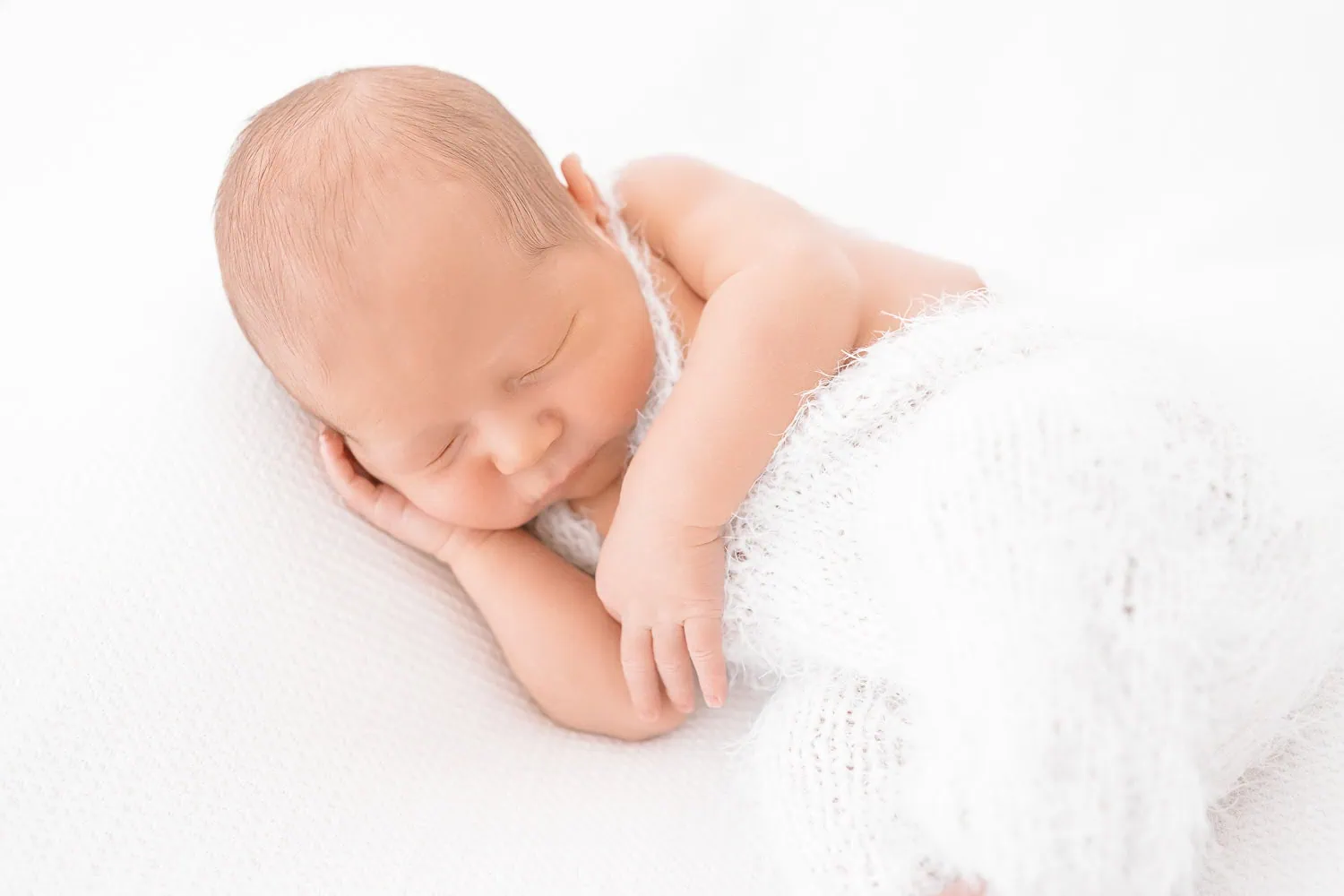 newbornfotografin-pischelsdorf-junge-schläft-posierend-auf-der-seite-liegend