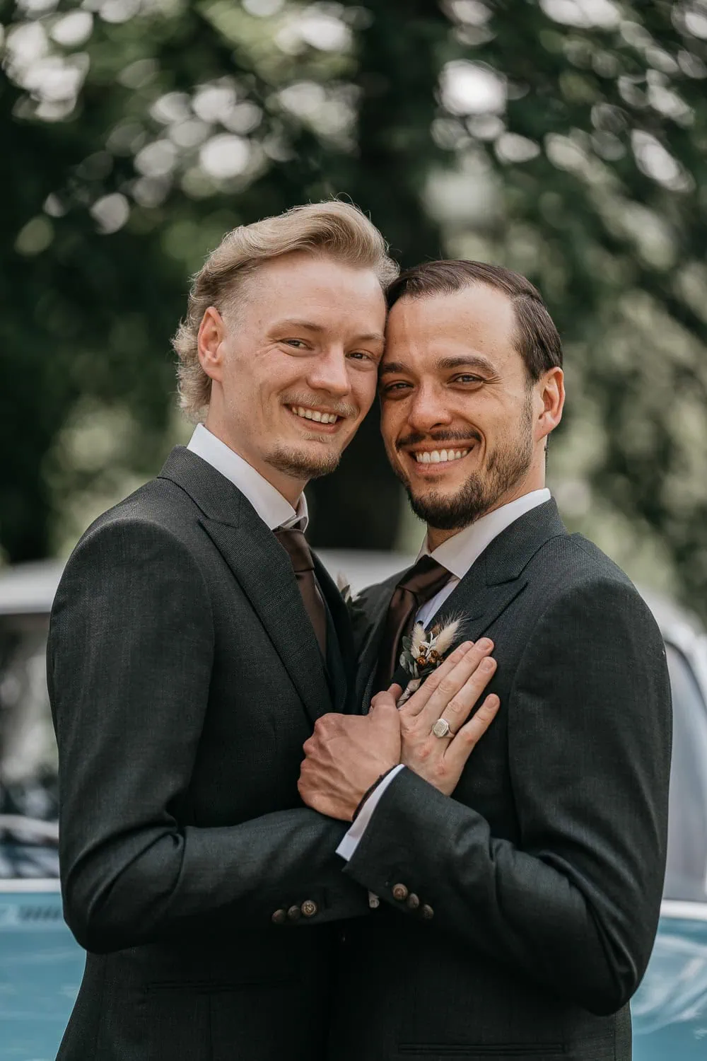 hochzeitsfotograf-graz-hochzeitspaar-kopf-an-kopf-beim-obstbau-haas-in-gnas
