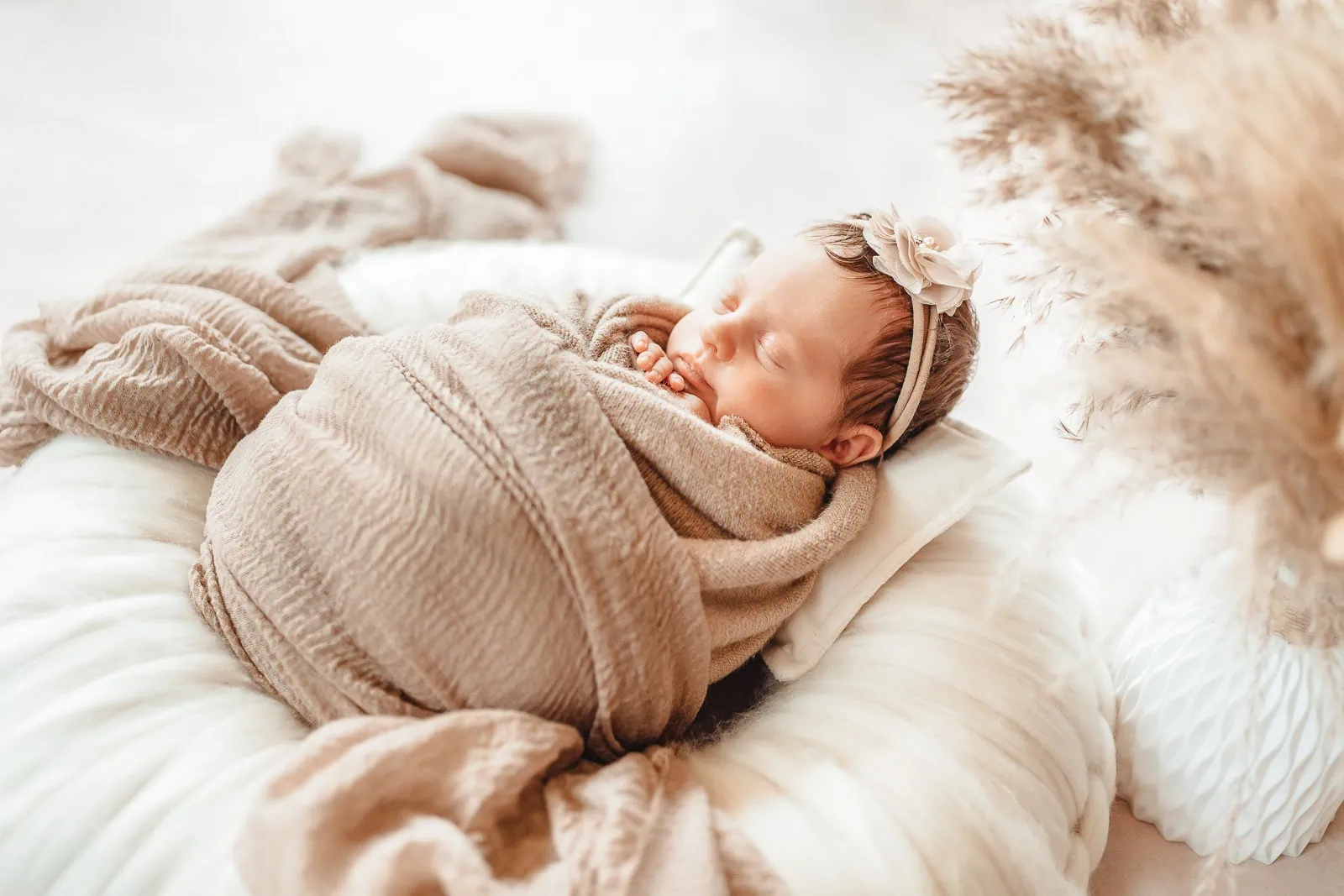 neugeborenenfotografin-pischelsdorf-baby-gepuckt-in-einem-ring-im-fotostudio