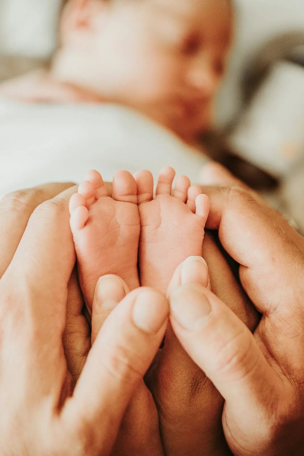 neugeborenenfotografin-pischelsdorf-elter-halten-die-füße-vom-baby