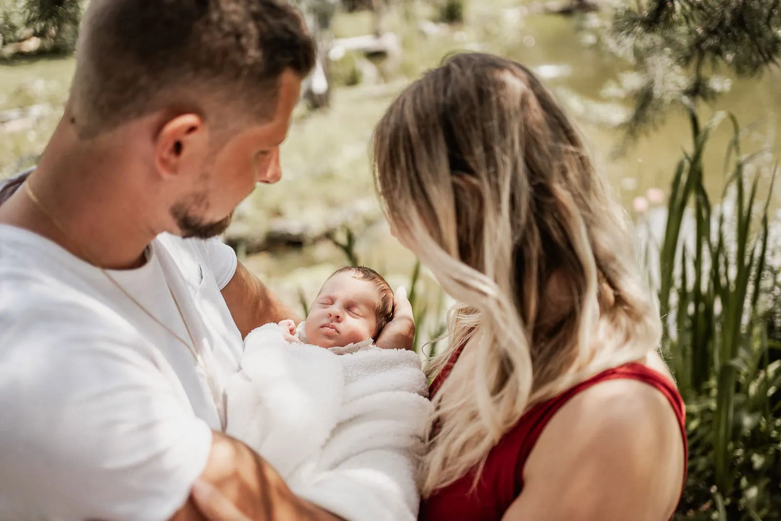 newbornfotografin-pischelsdorf-eltern-halten-ihr-baby-auf-dem-arm